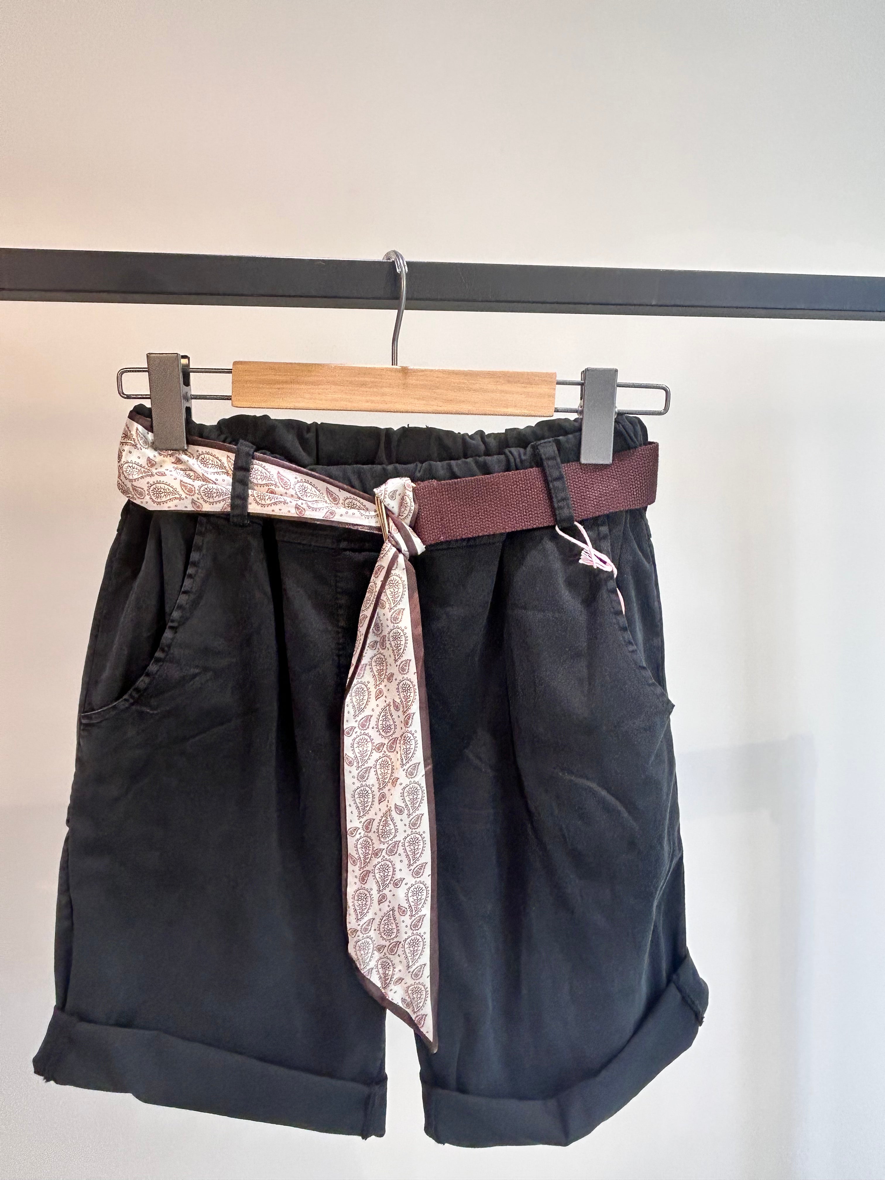 Shorts mit Gürtel