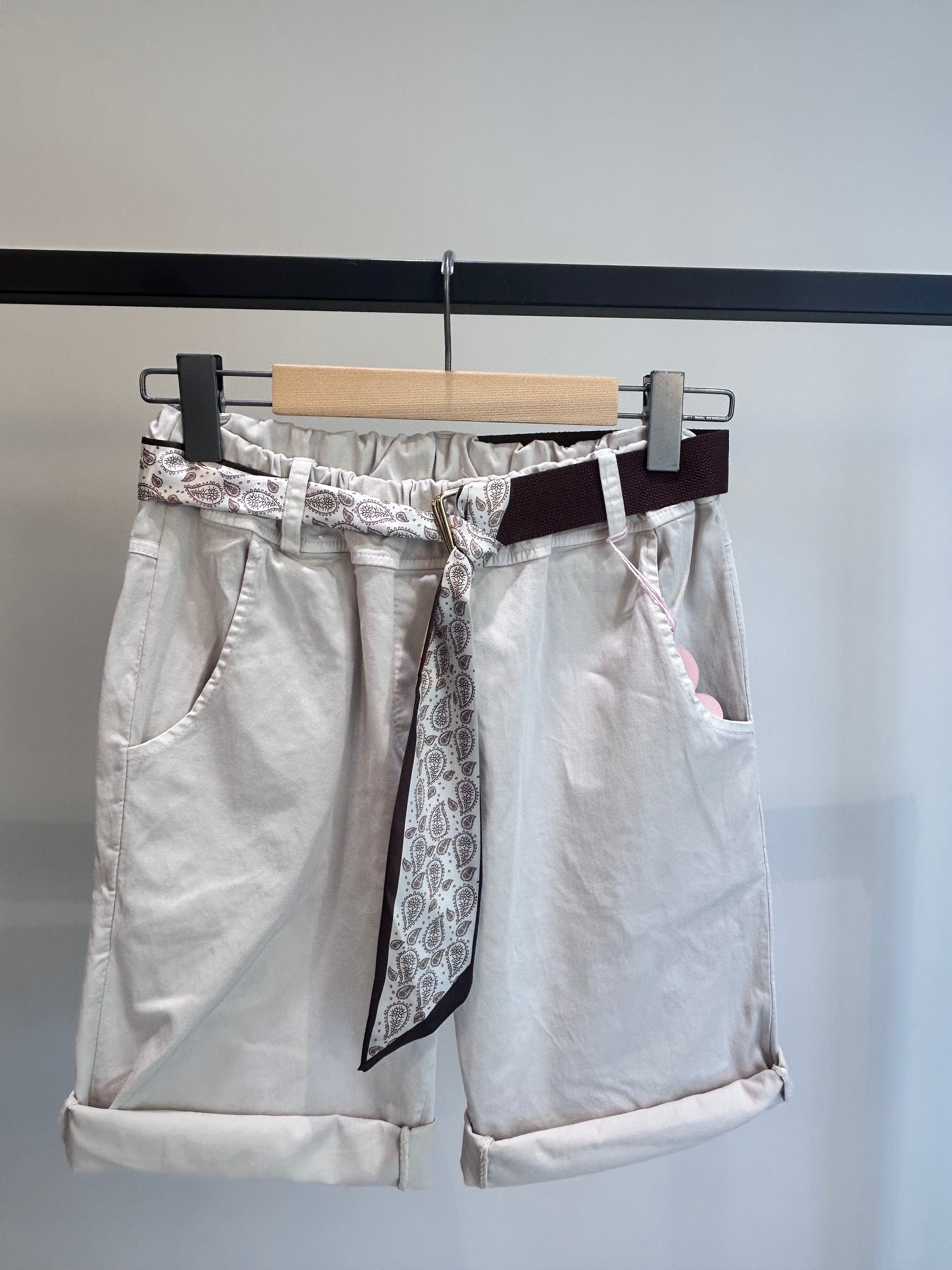 Shorts mit Gürtel