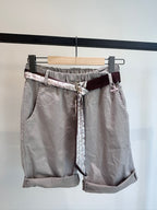 Shorts mit Gürtel
