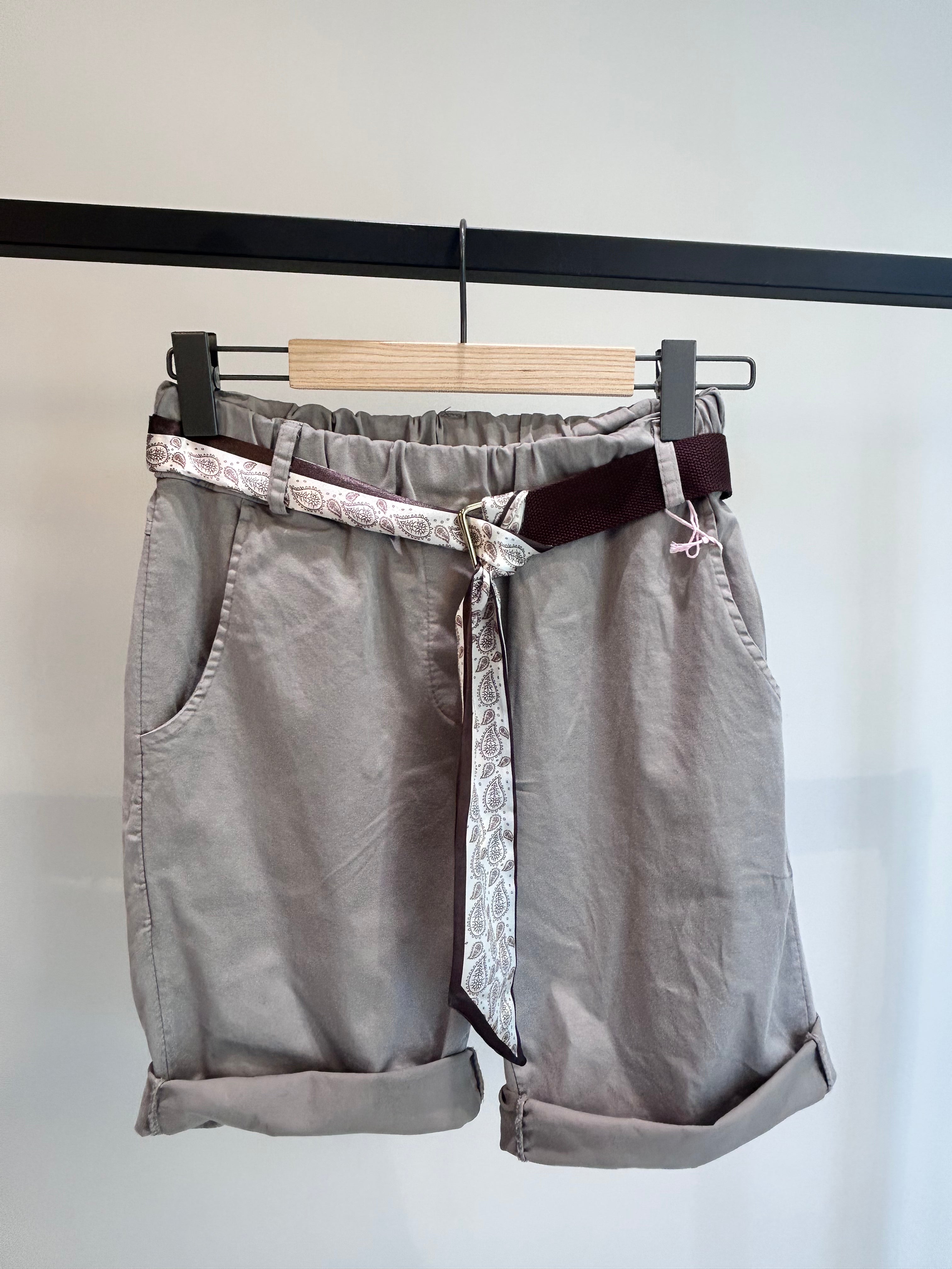 Shorts mit Gürtel