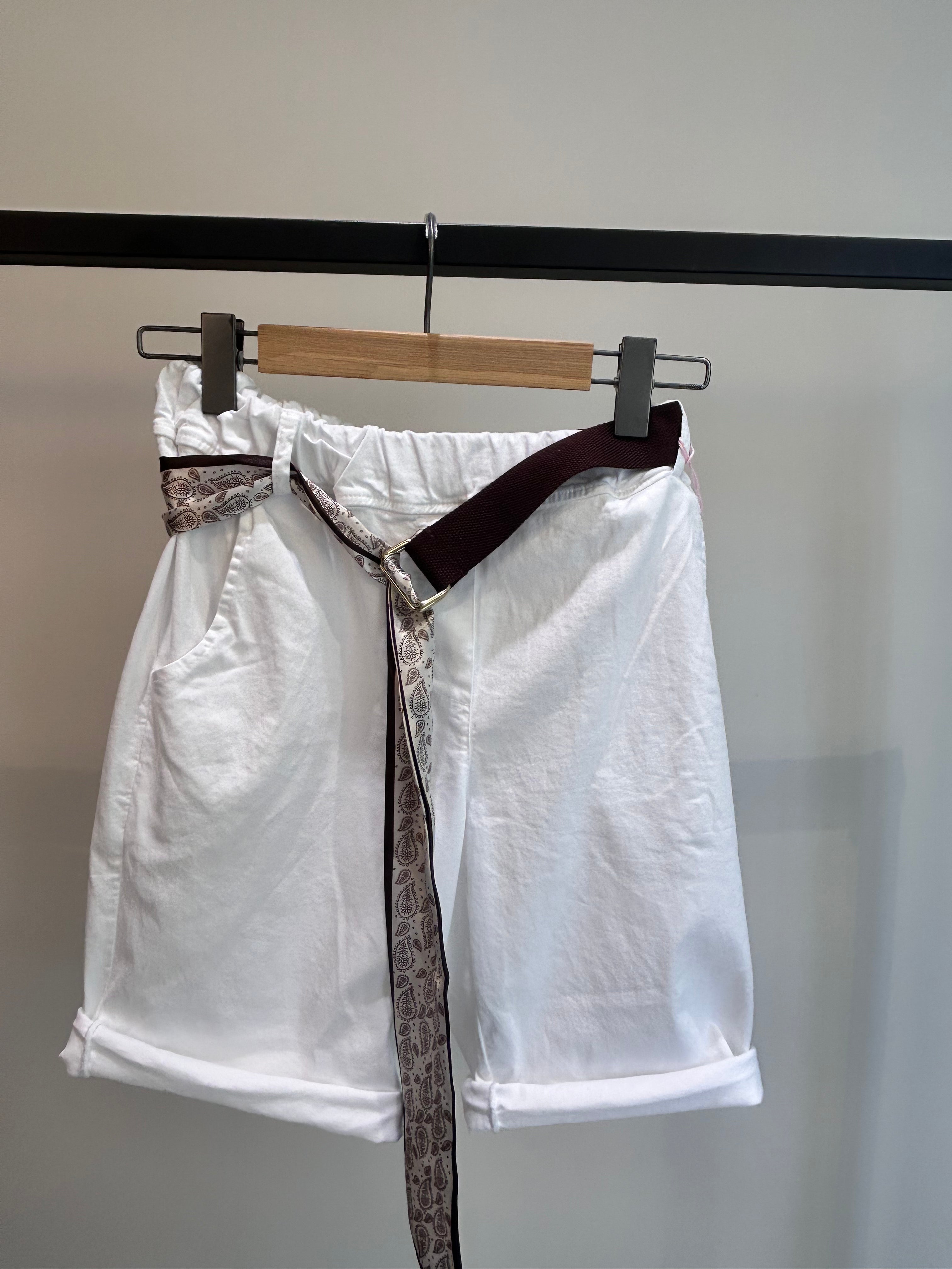 Shorts mit Gürtel