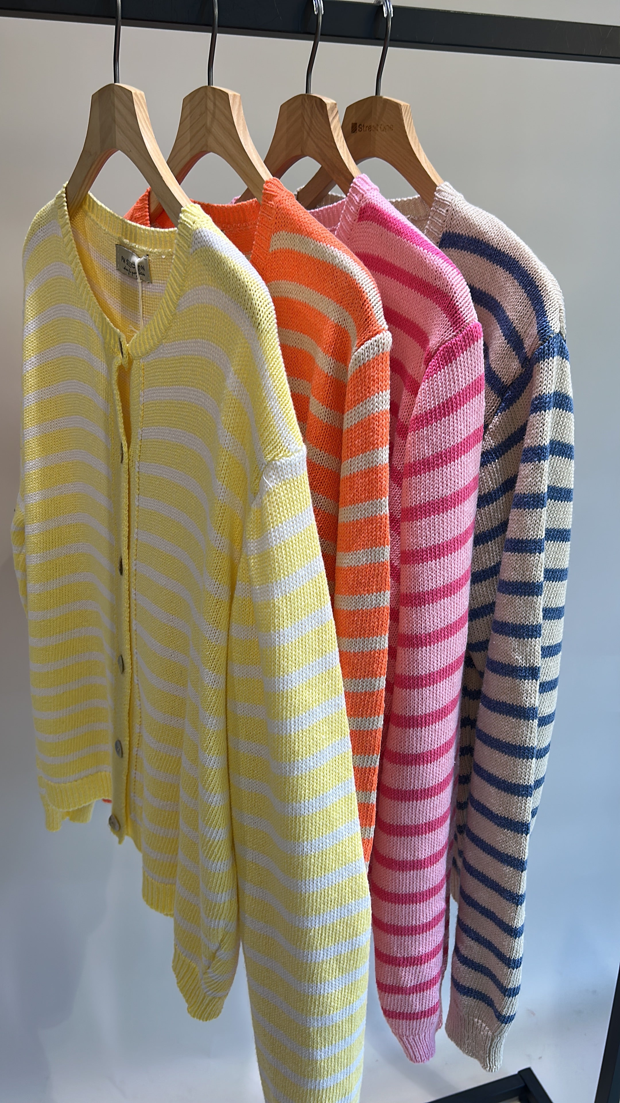 Strickjacke mit Streifen